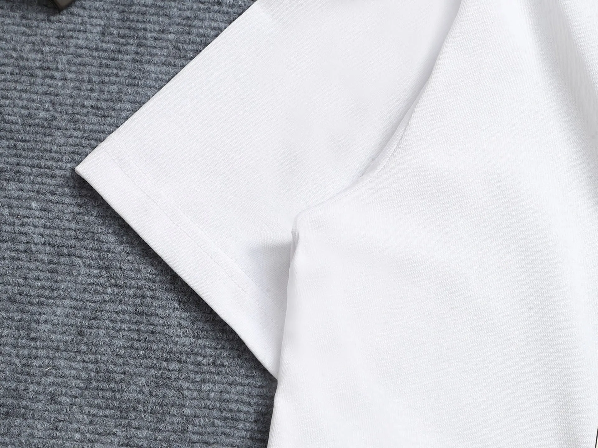 🅿️170 𝐋𝐎𝐔𝐈𝐒 𝐕𝐔𝐈𝐓𝐓𝐎𝐍 𝟐5𝐒𝐒 Printed base embroidered cursive 𝐋𝐨𝐠𝐨 short sleeve 𝐓 shirt Code number: XSSML White Black